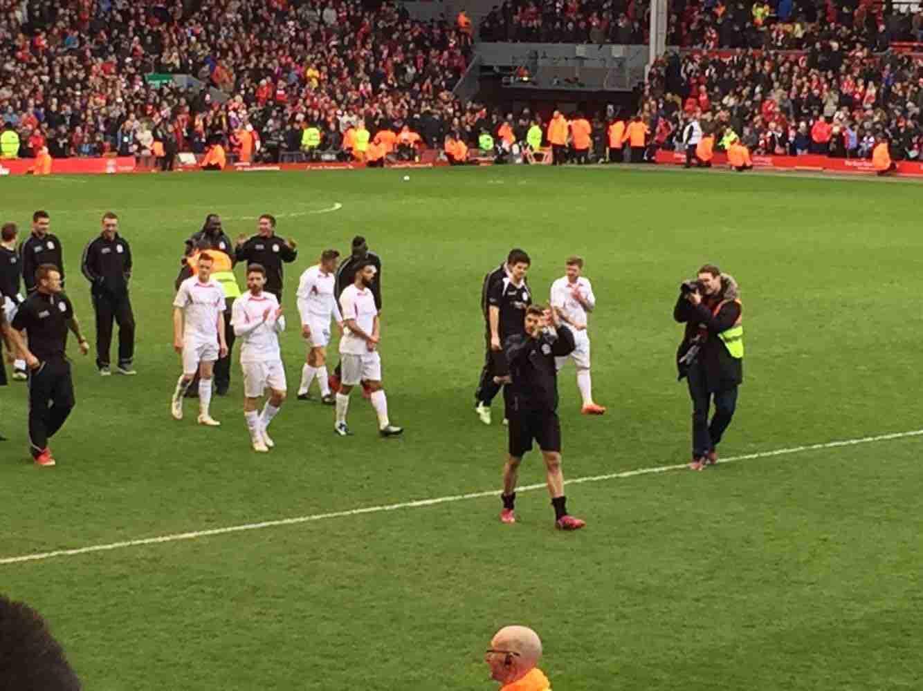 每体：法国球迷和名宿对姆巴佩在受伤离队后前往迪拜度假不满（每体：姆巴佩伤退后赴迪拜度假引法国球迷与名宿不满）