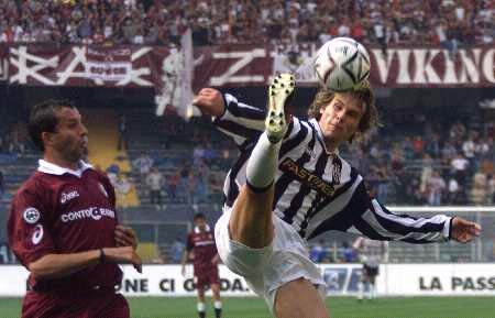 足球摄影最佳瞬间捕捉技巧（足球赛场精彩瞬间拍摄要领）