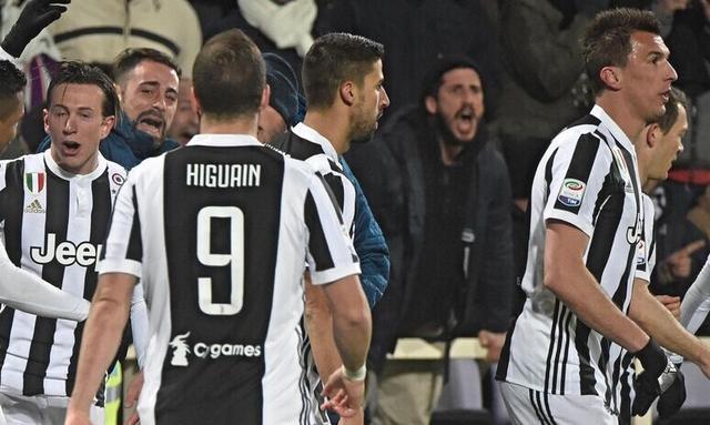 双喜临门！亨德森迎小蜜蜂处子球+英格兰赛场第600场里程碑（喜上加喜！亨德森收获小蜜蜂首球，达成英格兰赛场600场里程碑）