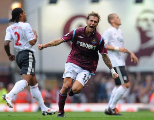 澳超半场：皮埃利亚斯染红，十人阿德莱德联暂2-1墨尔本城（澳超半场战报：皮埃利亚斯被罚下，少一人的阿德莱德联暂2-1领先墨尔本城）