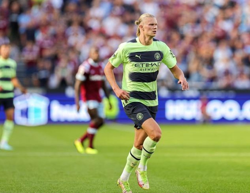 英超前瞻：切尔西vs阿森纳，榜一直面榜二展开6分大战（英超前瞻：切尔西对阵阿森纳，榜首与次席上演6分对决）